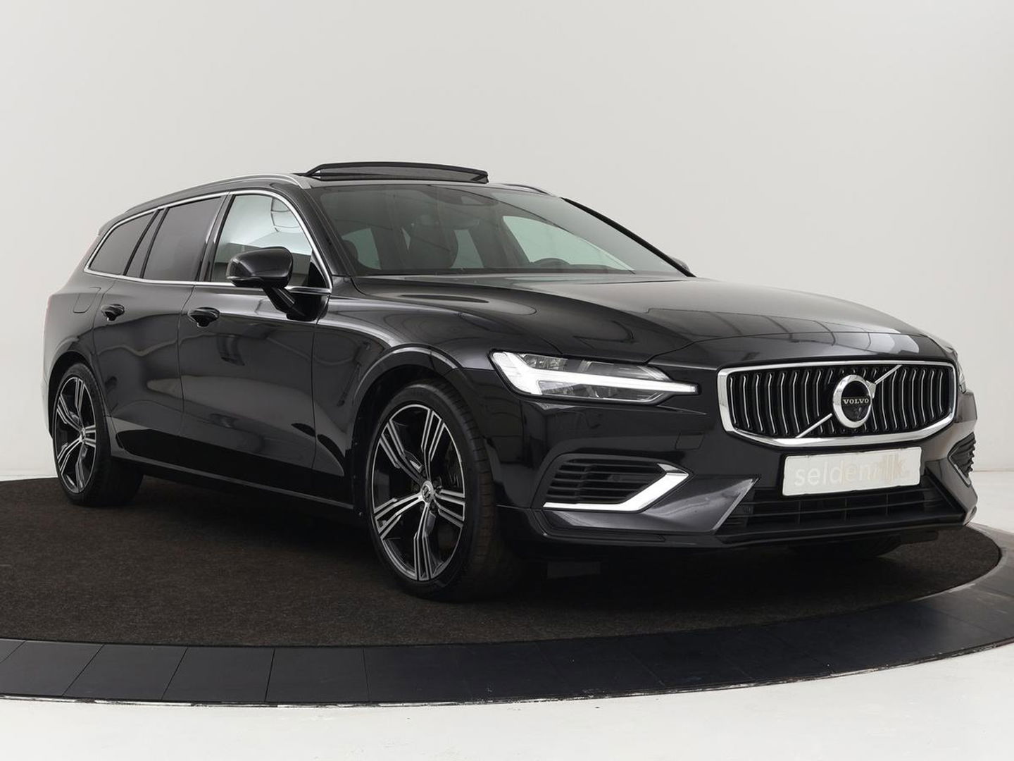 Volvo V60 2.0 T8 Recharge AWD Inscription | Panoramadak | Bowers & Wilkins | Head-Up | Massage | Ventilatie | Trekhaak | 360 Camera | Leder | Carplay | Achterbankverwarming | Navigatie | PHEV