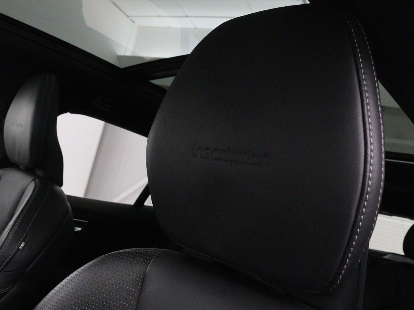 Volvo V60 2.0 T8 Recharge AWD Inscription | Panoramadak | Bowers & Wilkins | Head-Up | Massage | Ventilatie | Trekhaak | 360 Camera | Leder | Carplay | Achterbankverwarming | Navigatie | PHEV