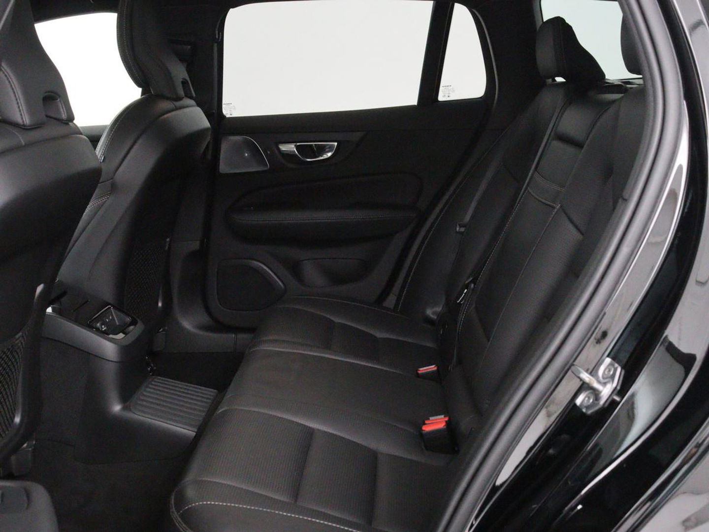Volvo V60 2.0 T8 Recharge AWD Inscription | Panoramadak | Bowers & Wilkins | Head-Up | Massage | Ventilatie | Trekhaak | 360 Camera | Leder | Carplay | Achterbankverwarming | Navigatie | PHEV