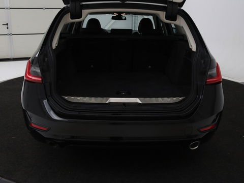 BMW 3-serie 330e Sport Line | Stoelverwarming | Half leder | Carplay | Sportstoelen | Live Cockpit | Sfeerverlichting | Navigatie | Full LED