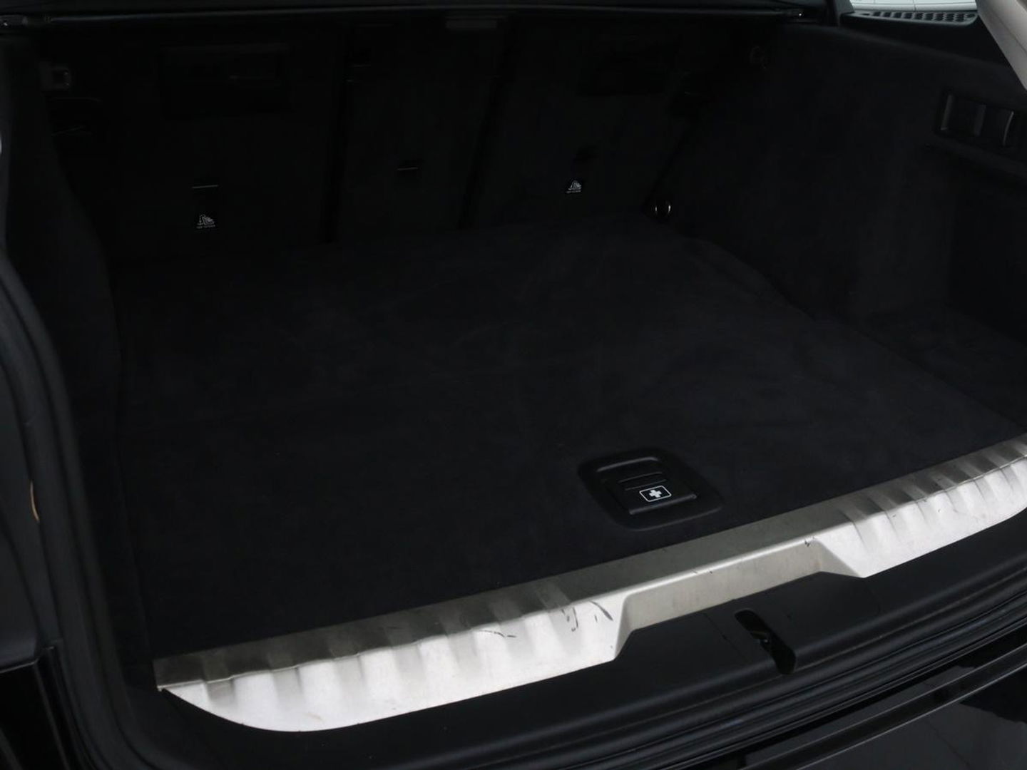 BMW 3-serie 330e Sport Line | Stoelverwarming | Half leder | Carplay | Sportstoelen | Live Cockpit | Sfeerverlichting | Navigatie | Full LED
