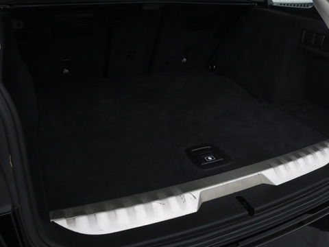 BMW 3-serie 330e Sport Line | Stoelverwarming | Half leder | Carplay | Sportstoelen | Live Cockpit | Sfeerverlichting | Navigatie | Full LED