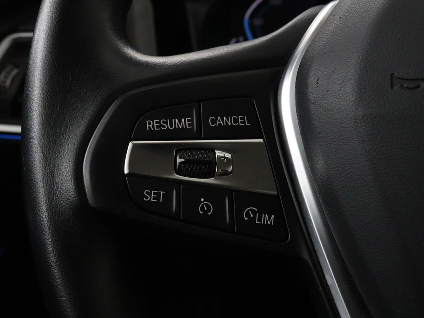 BMW 3-serie 330e Sport Line | Stoelverwarming | Half leder | Carplay | Sportstoelen | Live Cockpit | Sfeerverlichting | Navigatie | Full LED