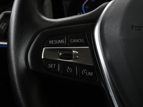 BMW 3-serie 330e Sport Line | Stoelverwarming | Half leder | Carplay | Sportstoelen | Live Cockpit | Sfeerverlichting | Navigatie | Full LED