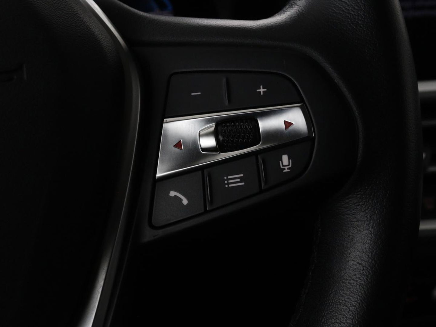 BMW 3-serie 330e Sport Line | Stoelverwarming | Half leder | Carplay | Sportstoelen | Live Cockpit | Sfeerverlichting | Navigatie | Full LED