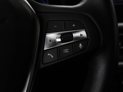 BMW 3-serie 330e Sport Line | Stoelverwarming | Half leder | Carplay | Sportstoelen | Live Cockpit | Sfeerverlichting | Navigatie | Full LED
