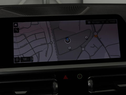 BMW 3-serie 330e Sport Line | Stoelverwarming | Half leder | Carplay | Sportstoelen | Live Cockpit | Sfeerverlichting | Navigatie | Full LED