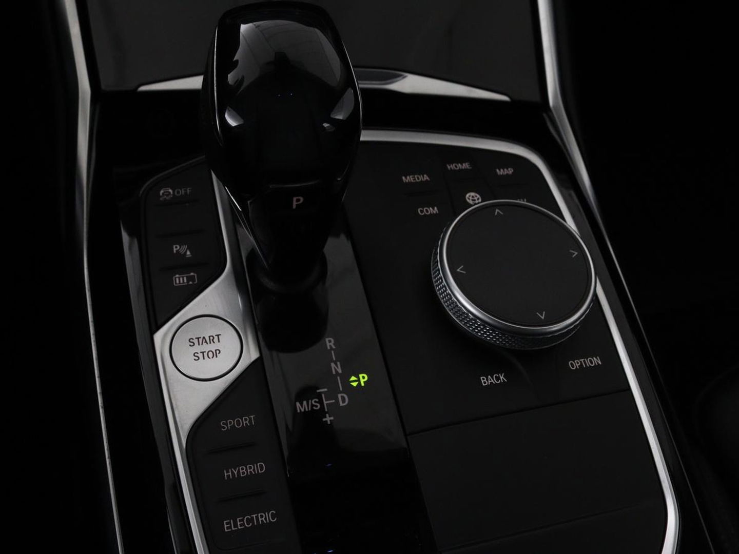 BMW 3-serie 330e Sport Line | Stoelverwarming | Half leder | Carplay | Sportstoelen | Live Cockpit | Sfeerverlichting | Navigatie | Full LED