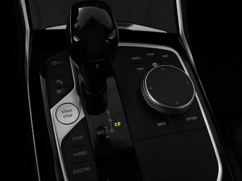 BMW 3-serie 330e Sport Line | Stoelverwarming | Half leder | Carplay | Sportstoelen | Live Cockpit | Sfeerverlichting | Navigatie | Full LED