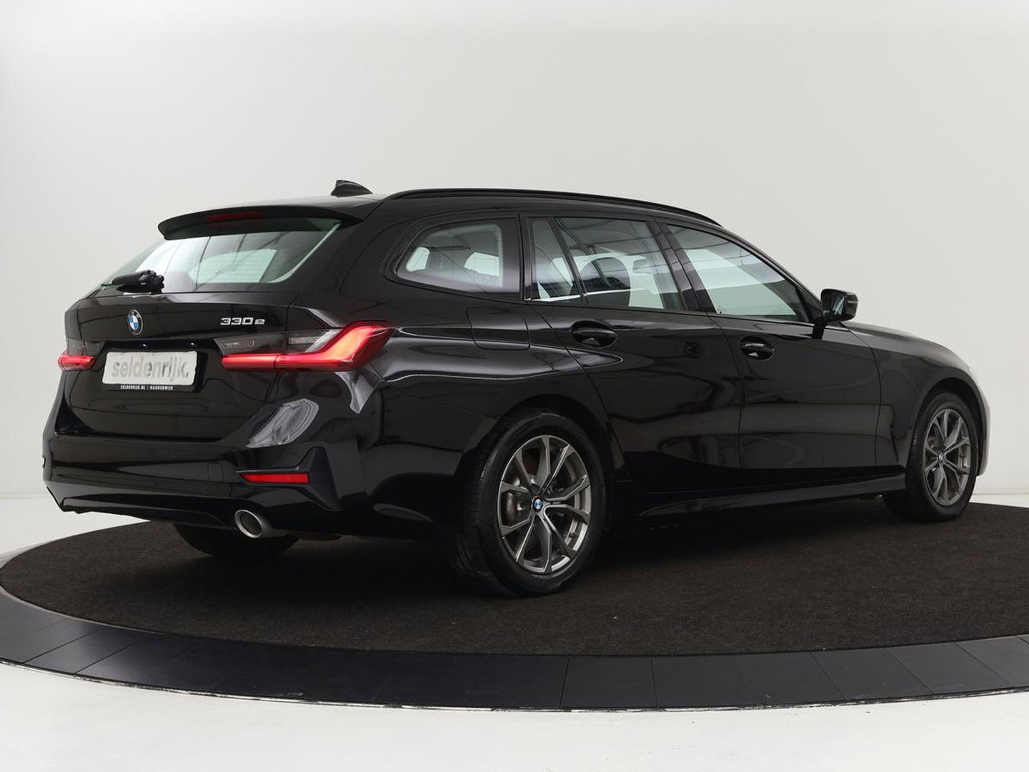 BMW 3-serie 330e Sport Line | Stoelverwarming | Half leder | Carplay | Sportstoelen | Live Cockpit | Sfeerverlichting | Navigatie | Full LED