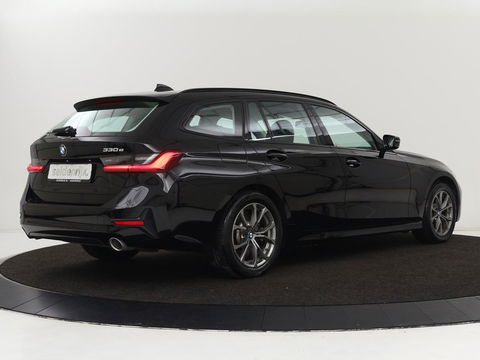 BMW 3-serie 330e Sport Line | Stoelverwarming | Half leder | Carplay | Sportstoelen | Live Cockpit | Sfeerverlichting | Navigatie | Full LED