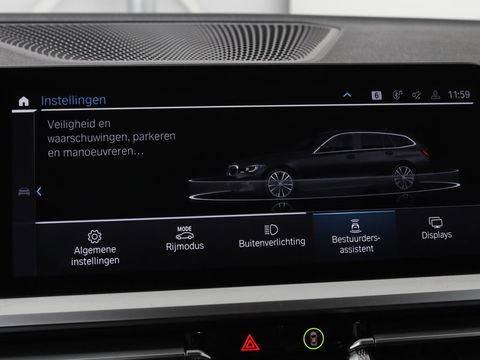 BMW 3-serie 330e Sport Line | Stoelverwarming | Half leder | Carplay | Sportstoelen | Live Cockpit | Sfeerverlichting | Navigatie | Full LED