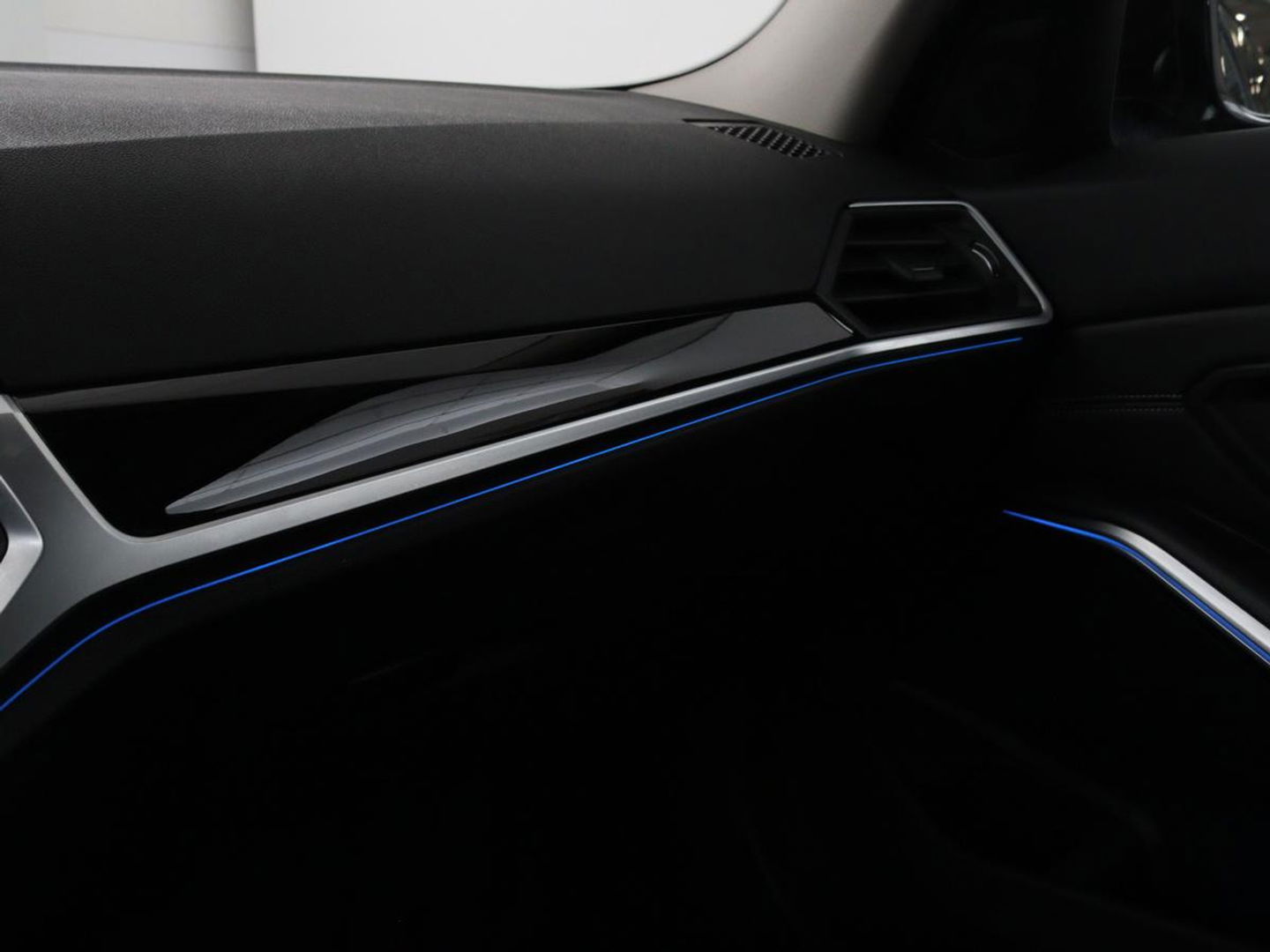 BMW 3-serie 330e Sport Line | Stoelverwarming | Half leder | Carplay | Sportstoelen | Live Cockpit | Sfeerverlichting | Navigatie | Full LED