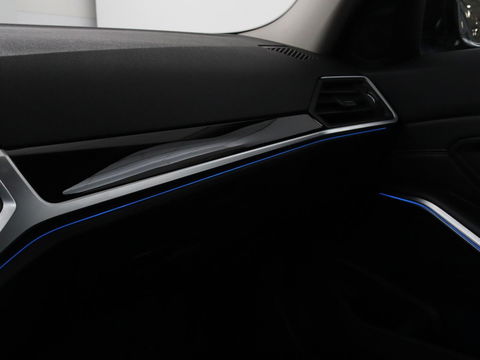 BMW 3-serie 330e Sport Line | Stoelverwarming | Half leder | Carplay | Sportstoelen | Live Cockpit | Sfeerverlichting | Navigatie | Full LED