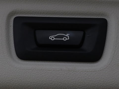 BMW 3-serie 330e Sport Line | Stoelverwarming | Half leder | Carplay | Sportstoelen | Live Cockpit | Sfeerverlichting | Navigatie | Full LED