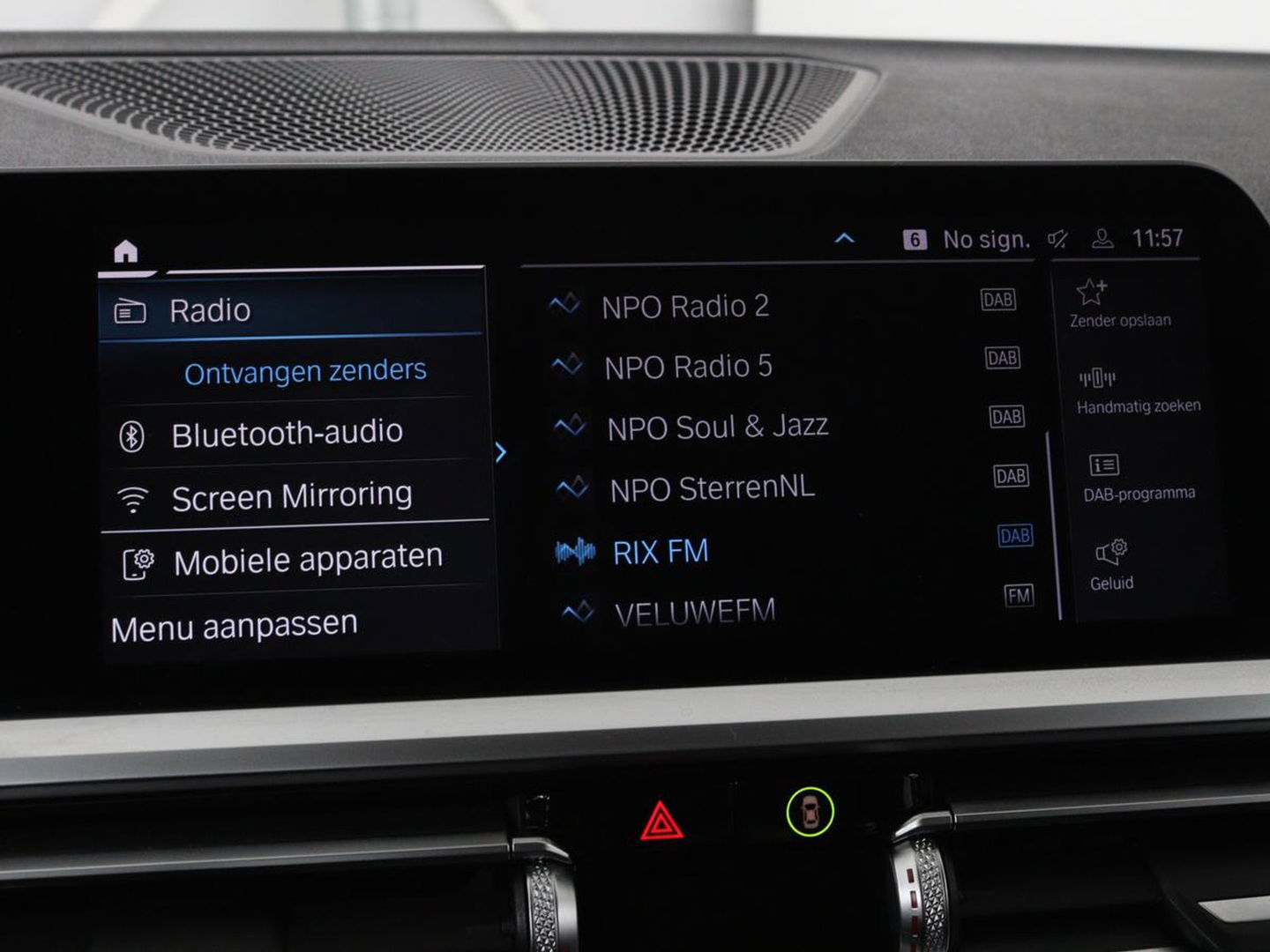 BMW 3-serie 330e Sport Line | Stoelverwarming | Half leder | Carplay | Sportstoelen | Live Cockpit | Sfeerverlichting | Navigatie | Full LED