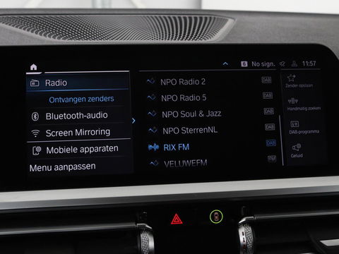 BMW 3-serie 330e Sport Line | Stoelverwarming | Half leder | Carplay | Sportstoelen | Live Cockpit | Sfeerverlichting | Navigatie | Full LED