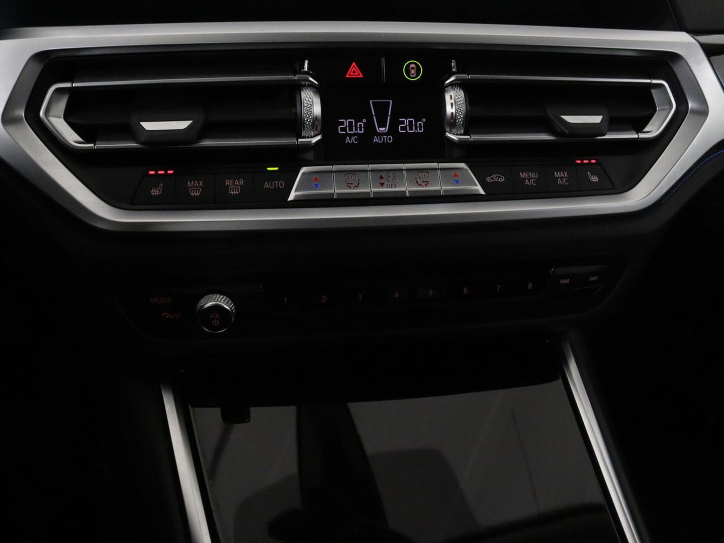 BMW 3-serie 330e Sport Line | Stoelverwarming | Half leder | Carplay | Sportstoelen | Live Cockpit | Sfeerverlichting | Navigatie | Full LED