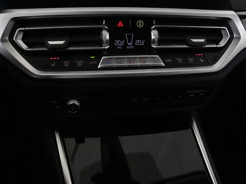 BMW 3-serie 330e Sport Line | Stoelverwarming | Half leder | Carplay | Sportstoelen | Live Cockpit | Sfeerverlichting | Navigatie | Full LED