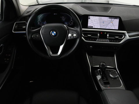 BMW 3-serie 330e Sport Line | Stoelverwarming | Half leder | Carplay | Sportstoelen | Live Cockpit | Sfeerverlichting | Navigatie | Full LED