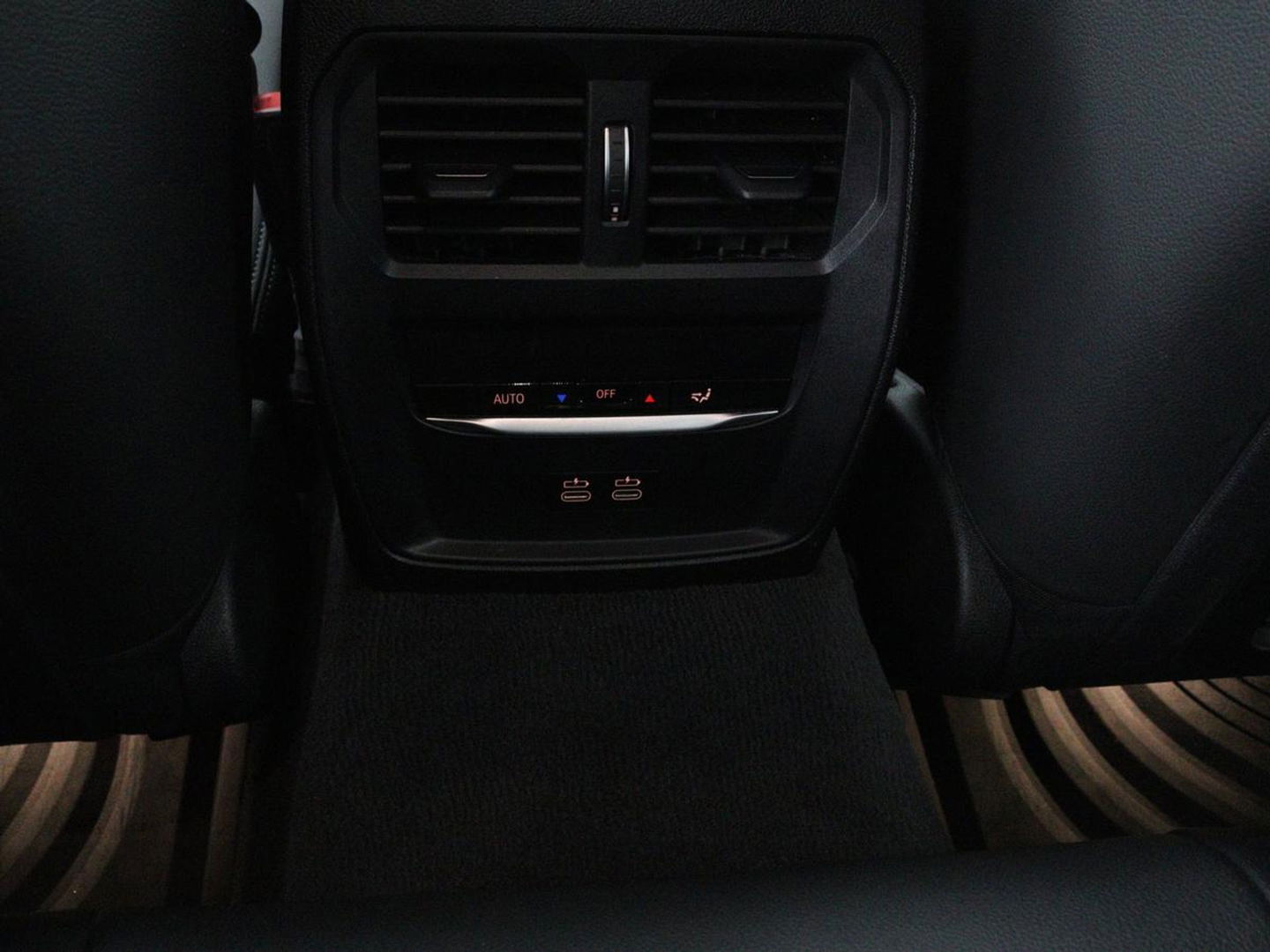 BMW 3-serie 330e Sport Line | Stoelverwarming | Half leder | Carplay | Sportstoelen | Live Cockpit | Sfeerverlichting | Navigatie | Full LED