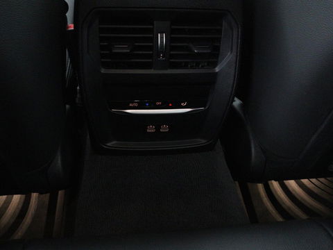 BMW 3-serie 330e Sport Line | Stoelverwarming | Half leder | Carplay | Sportstoelen | Live Cockpit | Sfeerverlichting | Navigatie | Full LED