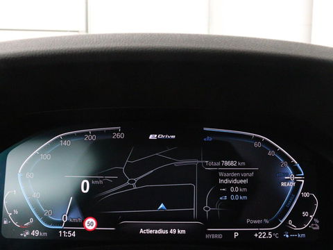 BMW 3-serie 330e Sport Line | Stoelverwarming | Half leder | Carplay | Sportstoelen | Live Cockpit | Sfeerverlichting | Navigatie | Full LED