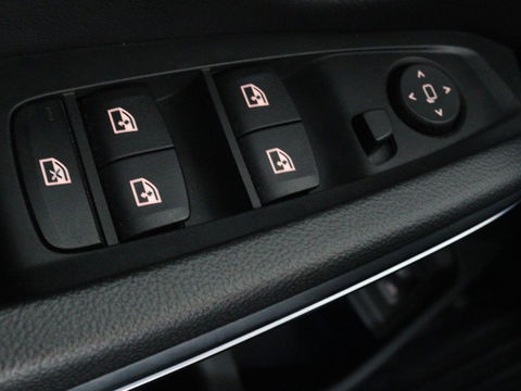BMW 3-serie 330e Sport Line | Stoelverwarming | Half leder | Carplay | Sportstoelen | Live Cockpit | Sfeerverlichting | Navigatie | Full LED
