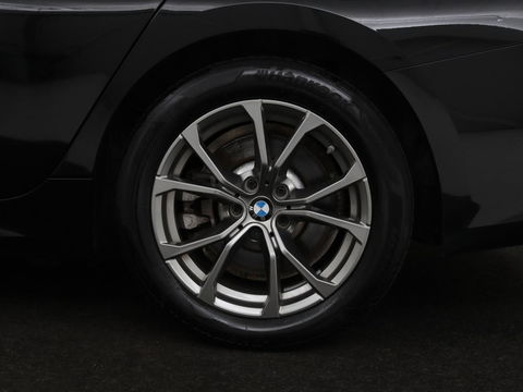BMW 3-serie 330e Sport Line | Stoelverwarming | Half leder | Carplay | Sportstoelen | Live Cockpit | Sfeerverlichting | Navigatie | Full LED