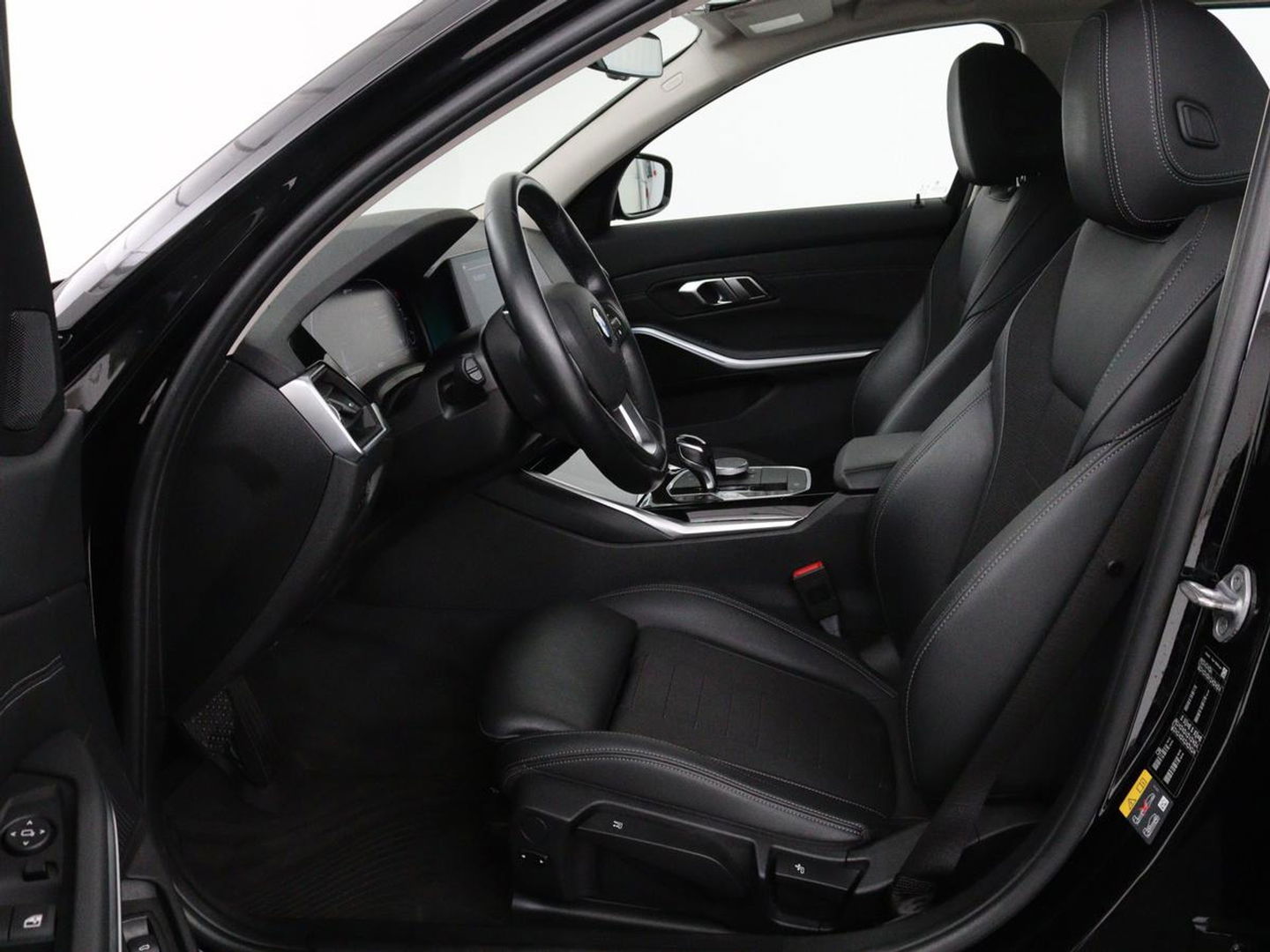 BMW 3-serie 330e Sport Line | Stoelverwarming | Half leder | Carplay | Sportstoelen | Live Cockpit | Sfeerverlichting | Navigatie | Full LED
