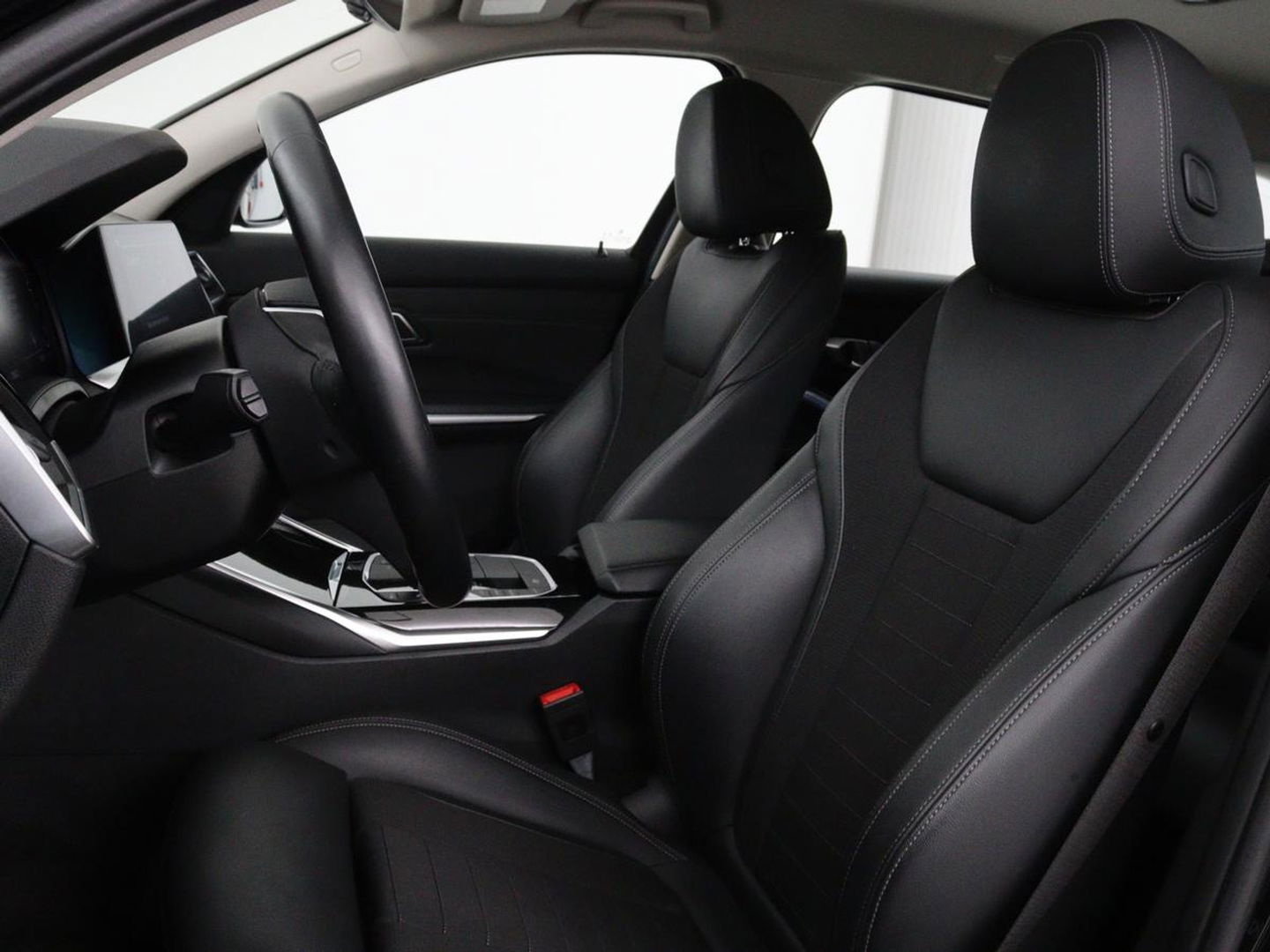 BMW 3-serie 330e Sport Line | Stoelverwarming | Half leder | Carplay | Sportstoelen | Live Cockpit | Sfeerverlichting | Navigatie | Full LED
