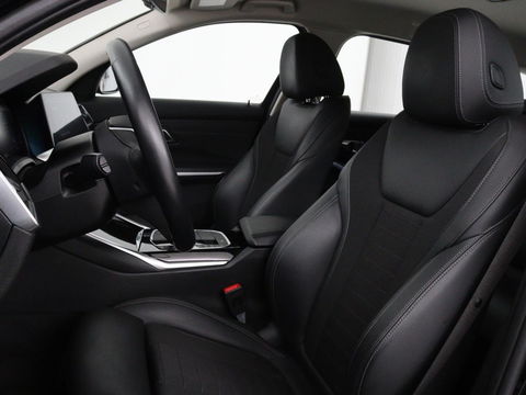 BMW 3-serie 330e Sport Line | Stoelverwarming | Half leder | Carplay | Sportstoelen | Live Cockpit | Sfeerverlichting | Navigatie | Full LED