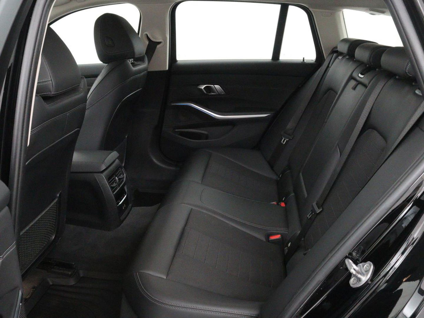 BMW 3-serie 330e Sport Line | Stoelverwarming | Half leder | Carplay | Sportstoelen | Live Cockpit | Sfeerverlichting | Navigatie | Full LED