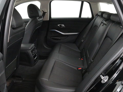 BMW 3-serie 330e Sport Line | Stoelverwarming | Half leder | Carplay | Sportstoelen | Live Cockpit | Sfeerverlichting | Navigatie | Full LED