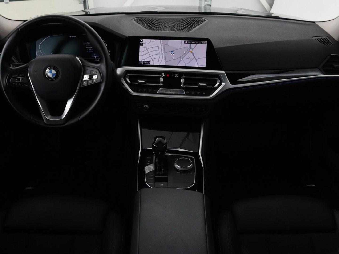 BMW 3-serie 330e Sport Line | Stoelverwarming | Half leder | Carplay | Sportstoelen | Live Cockpit | Sfeerverlichting | Navigatie | Full LED