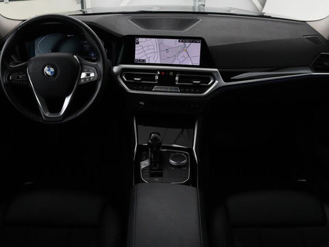 BMW 3-serie 330e Sport Line | Stoelverwarming | Half leder | Carplay | Sportstoelen | Live Cockpit | Sfeerverlichting | Navigatie | Full LED