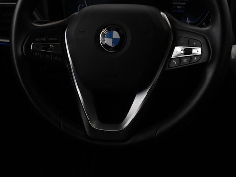 BMW 3-serie 330e Sport Line | Stoelverwarming | Half leder | Carplay | Sportstoelen | Live Cockpit | Sfeerverlichting | Navigatie | Full LED