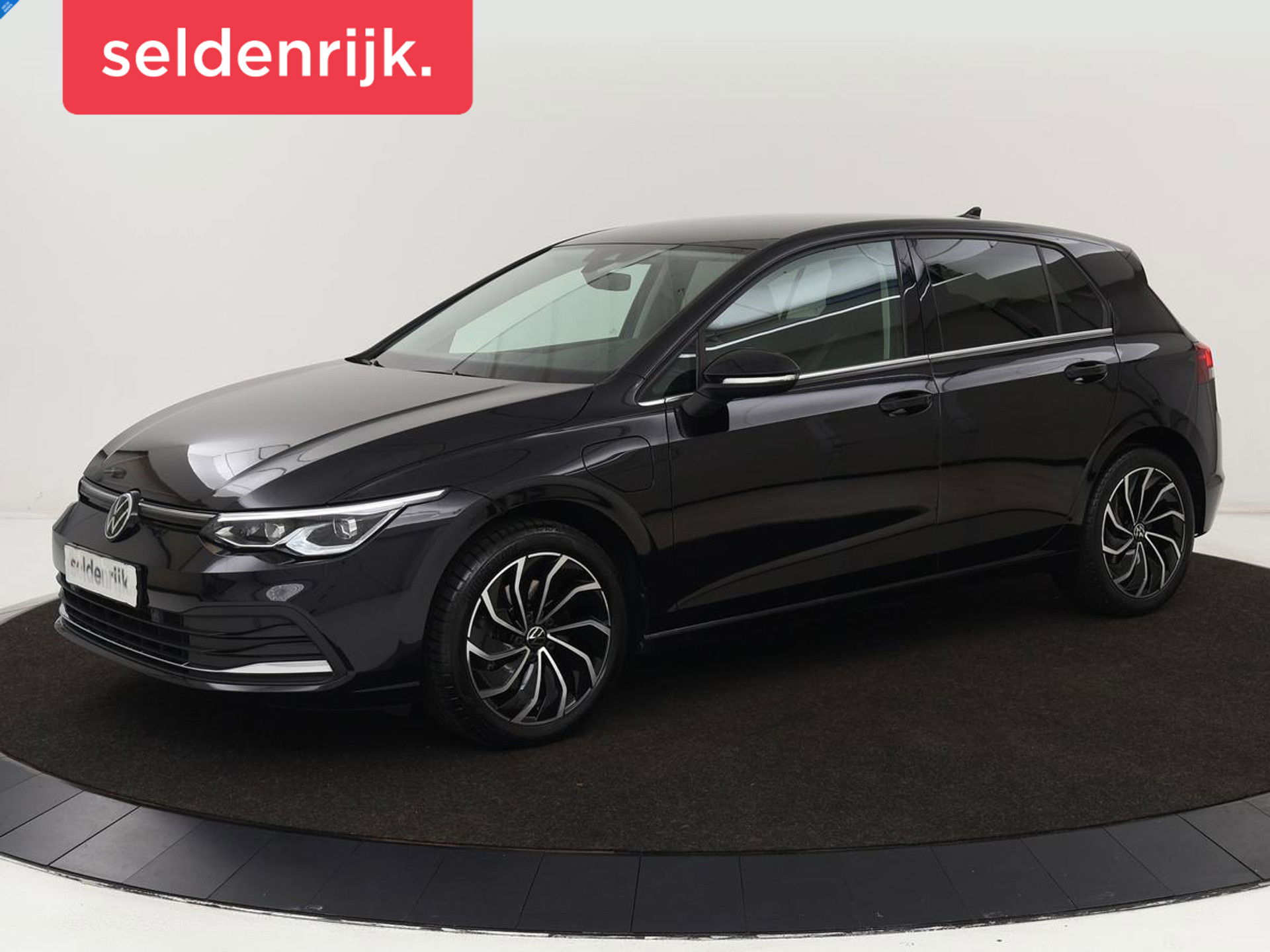 Volkswagen Golf 1.4 eHybrid Style | Stoelverwarming | Carplay | Sfeerverlichting | Navigatie | Full LED | Standkachel | Massage | Adaptive cruise | Memory