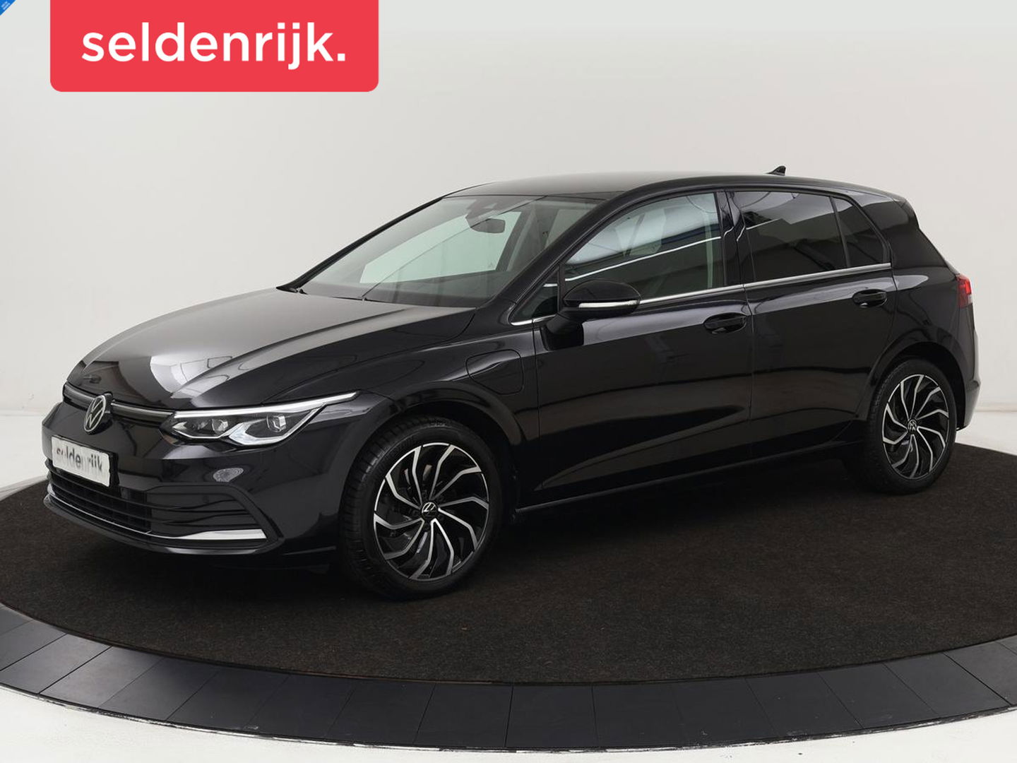 Volkswagen Golf 1.4 eHybrid Style | Stoelverwarming | Carplay | Sfeerverlichting | Navigatie | Full LED | Standkachel | Massage | Adaptive cruise | Memory