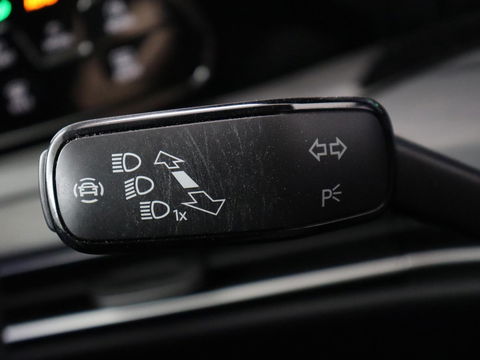 Volkswagen Golf 1.4 eHybrid Style | Stoelverwarming | Carplay | Sfeerverlichting | Navigatie | Full LED | Standkachel | Massage | Adaptive cruise | Memory