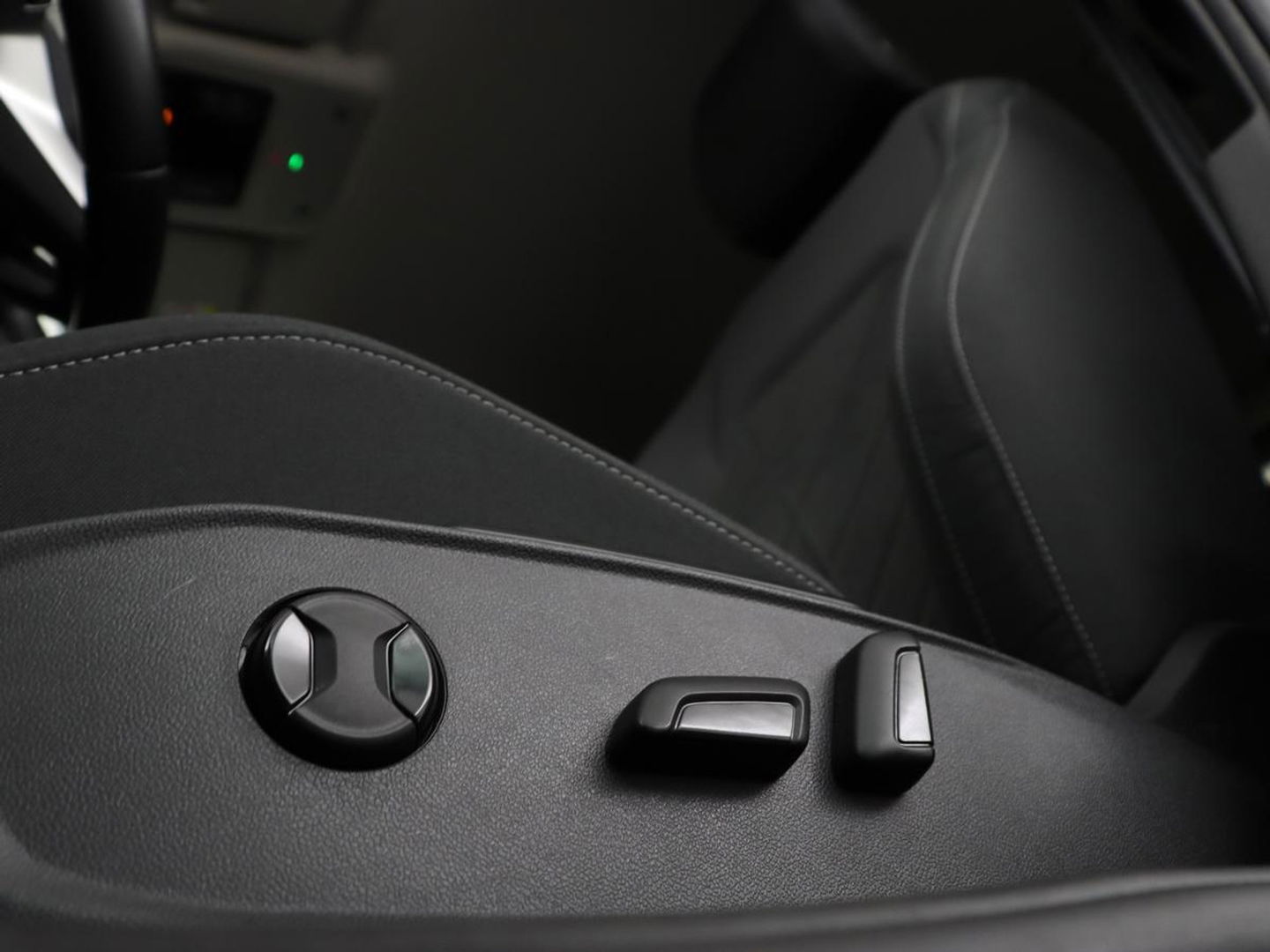 Volkswagen Golf 1.4 eHybrid Style | Stoelverwarming | Carplay | Sfeerverlichting | Navigatie | Full LED | Standkachel | Massage | Adaptive cruise | Memory