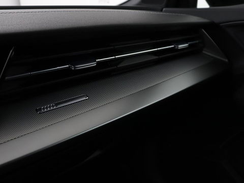 Audi A3 45 TFSIe S edition Competition | Matrix LED | Sportstoelen | Carplay | Navigatie | Half leder | Audi Sound | Climate control | Parkeerhulp | Cruise control