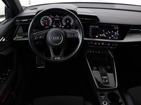 Audi A3 45 TFSIe S edition Competition | Matrix LED | Sportstoelen | Carplay | Navigatie | Half leder | Audi Sound | Climate control | Parkeerhulp | Cruise control
