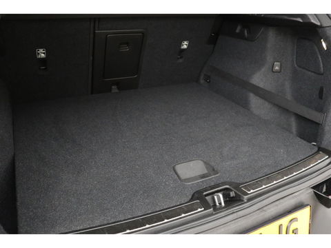 Volvo XC40 1.5 T3 R-Design | Leder/Alcantara | Full LED | Navigatie | PDC | Climate control | Getint glas | Cruise control