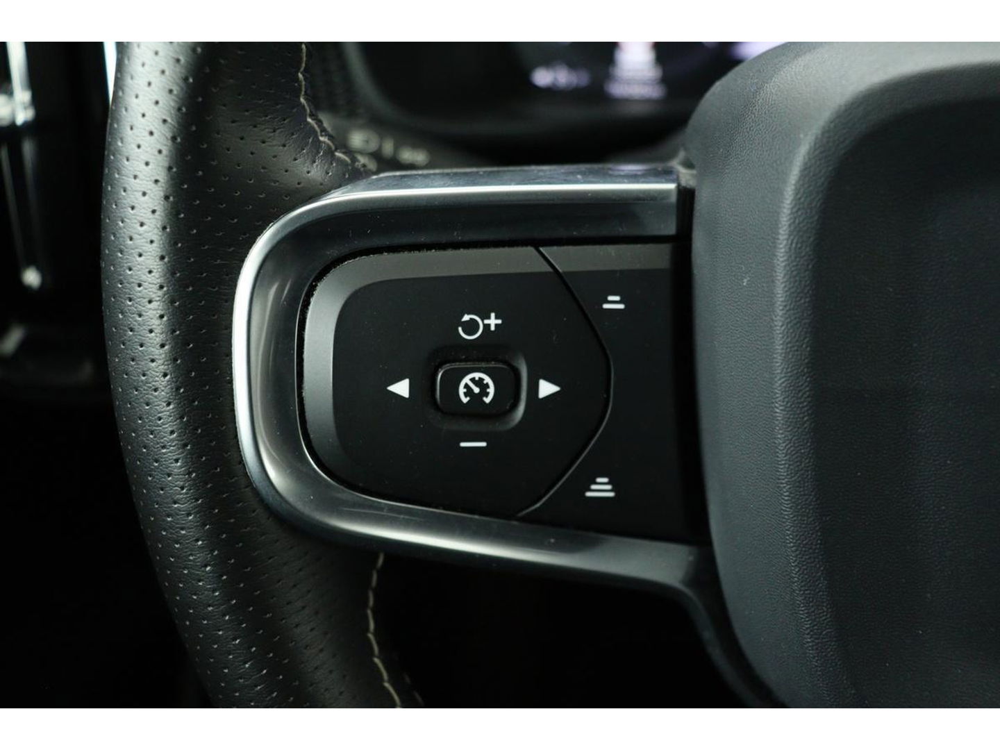 Volvo XC40 1.5 T3 R-Design | Leder/Alcantara | Full LED | Navigatie | PDC | Climate control | Getint glas | Cruise control