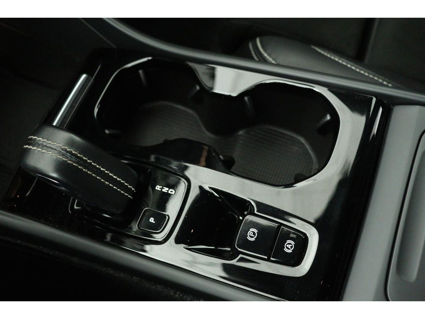 Volvo XC40 1.5 T3 R-Design | Leder/Alcantara | Full LED | Navigatie | PDC | Climate control | Getint glas | Cruise control