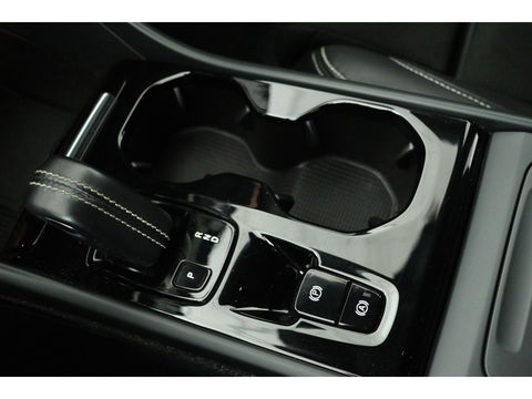 Volvo XC40 1.5 T3 R-Design | Leder/Alcantara | Full LED | Navigatie | PDC | Climate control | Getint glas | Cruise control