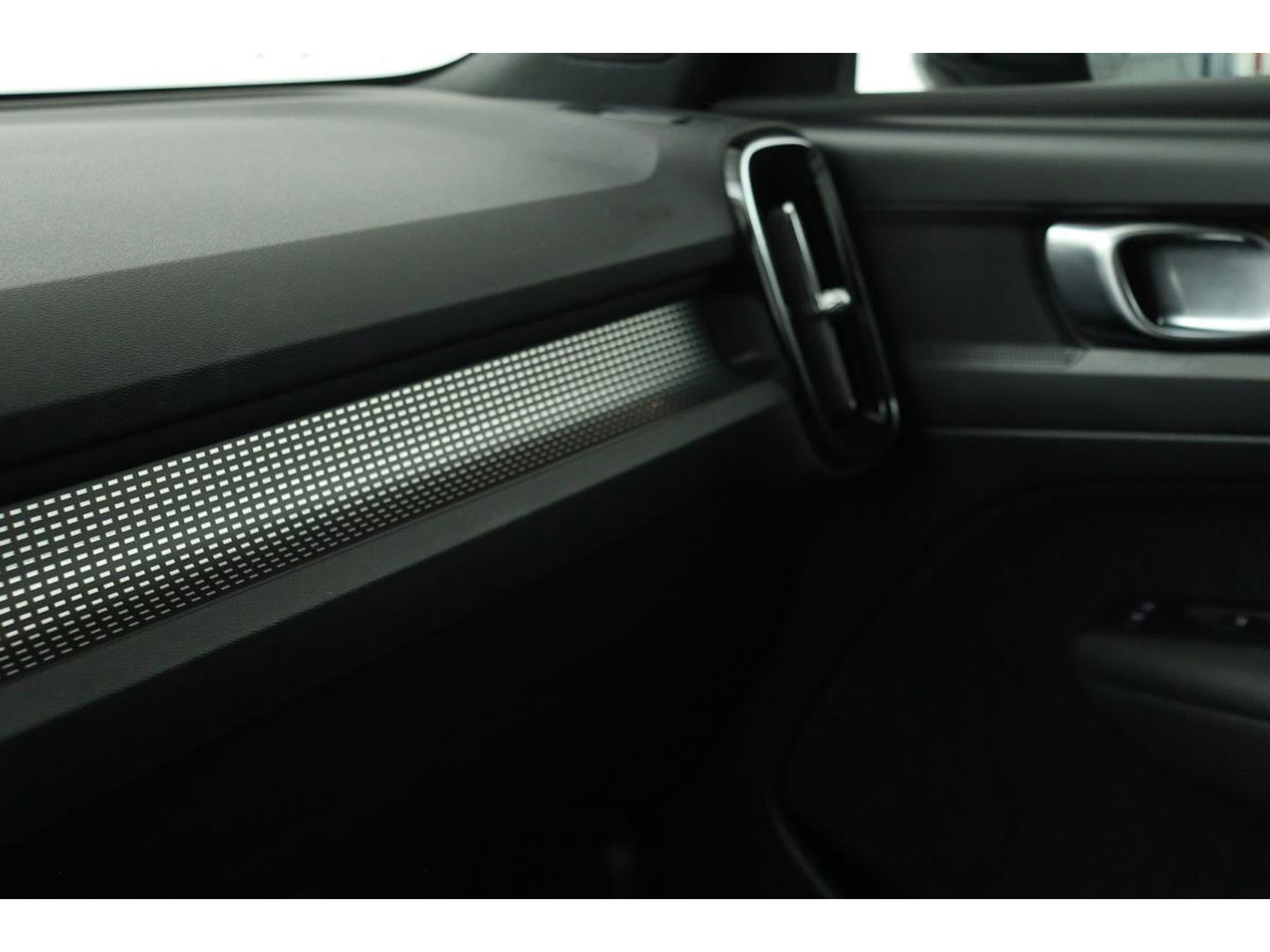 Volvo XC40 1.5 T3 R-Design | Leder/Alcantara | Full LED | Navigatie | PDC | Climate control | Getint glas | Cruise control