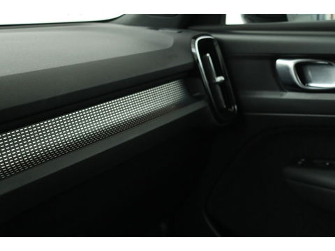 Volvo XC40 1.5 T3 R-Design | Leder/Alcantara | Full LED | Navigatie | PDC | Climate control | Getint glas | Cruise control
