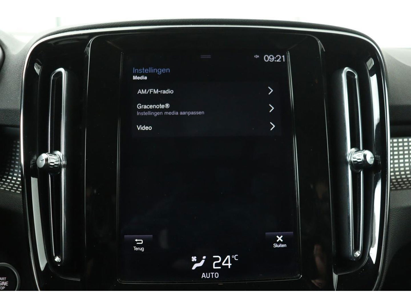 Volvo XC40 1.5 T3 R-Design | Leder/Alcantara | Full LED | Navigatie | PDC | Climate control | Getint glas | Cruise control